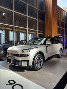 Nuevo Lanzamiento 2025: <span class=keywords><strong>Lynk</strong></span>&<span class=keywords><strong>co</strong></span> 900, SUV Grande Híbrido Enchufable, Auto PHEV Geely, Motor Dual 2.0T PHEV, <span class=keywords><strong>Precio</strong></span> en China - Product Image 3