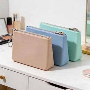 Sacs cosmétiques en silicone écologiques résistants à l'eau avec fermeture éclair, petits et doux, personnalisables avec logo, pour le bien-être, vente en gros - Product Image 1