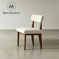 Chaise de salle à manger en bois massif de style moderne et simple, avec revêtement en tissu zèbre, idéale pour restaurant, café ou banquet.