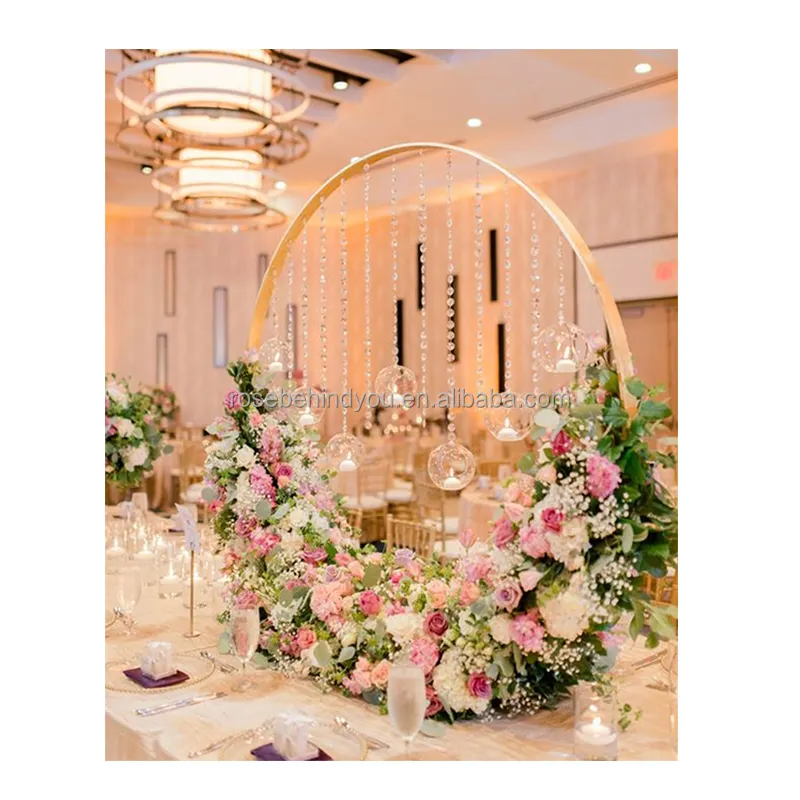 結婚式の装飾ミラーゴールドメタルテーブルセンターピースラウンドアーチフラワースタンドテーブルセンターピースウェディングテーブル用花瓶