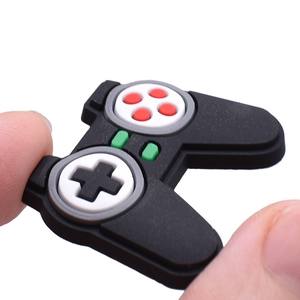 Venta al por mayor de dibujos animados de PVC de plástico suave parche DIY accesorios de la caja del teléfono celular con música y estilos religiosos zapatos de muñeca plana y dijes - Product Image 5