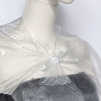 Cape de coiffure jetable transparente imperméable en PE confortable, bavoir en plastique pour salon pour la coupe, la coloration et la permanente des cheveux