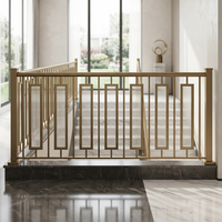Escalier droit moderne en bois massif et acier avec rampe en verre trempé pour usage intérieur en villa