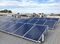 Kit de fixation de panneaux solaires en aluminium anodisé sur mesure OEM pour l'installation de panneaux photovoltaïques sur toiture en tôle trapézoïdale en asphalte