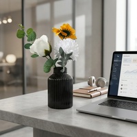 Vase à fleurs en céramique côtelée de style nordique moderne, vase à bourgeons cannelé minimaliste pour la décoration intérieure, petits vases décoratifs en porcelaine en gros