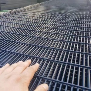 Panneau de clôture incurvé 3D pour les écoles et les installations sportives, garde les zones sécurisées tout en assurant la visibilité et la circulation de l'air - Product Image 5