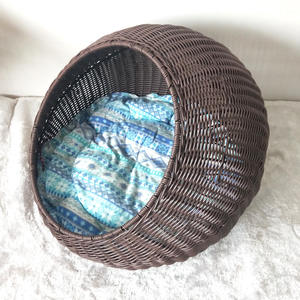 Cama ovalada de ratán para mascotas con cojín extraíble para uso en interiores, muebles para mascotas para las cuatro estaciones, relleno de poliéster lavable a mano. - Product Image 2