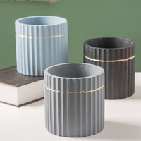 Vente en gros de petits pots d'ornement d'intérieur mats à rayures colorées personnalisés pour décoration de la maison avec bordure dorée