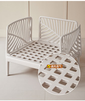 Canapé moderne en plastique une place avec table basse intégrée, design ajouré pour hôtels et usage domestique