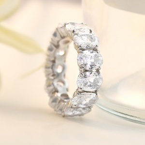 Bagues de mariage éternité tendance en zircon rond plaqué rhodium de luxe pour femmes, idéales pour les fiançailles, les anniversaires et les fêtes - Product Image 3