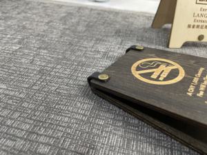 Menú de Madera Clásico de Color Natural Negro con Código QR Personalizado, Logotipo Dorado Grabado, para Restaurante o <span class=keywords><strong>Cafetería</strong></span>, con Tornillo - Product Image 4