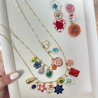 Collier pendentif double couche tendance avec breloque émail coloré effet goutte d'huile et dessin animé, et boucles d'oreilles pendantes plaqué or 18 carats pour femme