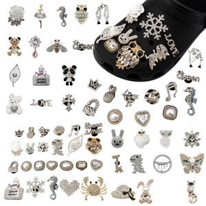 Charm de Sapato de Luxo Personalizado com Letras de Strass, Acessórios de Clog, Bijuteria de Acrílico, Metal e Pérola - Product Image 1