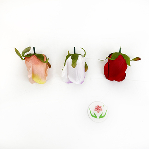Fiori Artificiali di Rosa in Seta Morbida Fatti a Mano, Realistici Rossi e Bianchi da 5cm, per Matrimoni, Feste ed Eventi al Chiuso - Product Image 2