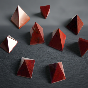 Pyramides de jaspe rouge 25 - 30 mm gros cristaux naturels artisanat Feng Sui pierres semi-précieuses roches minéraux pyramides - Product Image 2