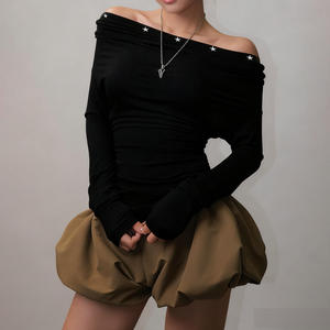 Camiseta de Moda Chic con Diseño Exclusivo y Elegante, Top Metálico con Estrellas y Hombros Descubiertos, Manga Murciélago, Ropa de Mujer - Product Image 6