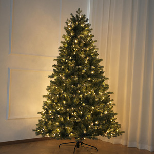 L'arbre de Noël en PVC imitation pin est équipé de lumières et possède une conception pliable. Il convient à une utilisation en intérieur et en extérieur. - Product Image 2