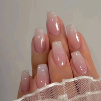 Uñas postizas de cobertura completa, rosa nude, medianas, estilo ataúd, con efecto degradado plateado y purpurina fina, hechas a mano.
