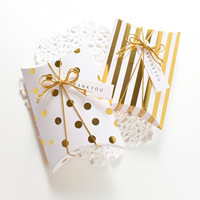 Emballage de bonbons de mariage de luxe avec logo personnalisé festif Boîte d'oreiller à rayures en feuille d'or avec tampon en aluminium