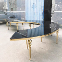 Table de mariage de luxe en acier inoxydable lune demi-ronde pour événements hôteliers Table de mariage en serpentine avec pieds à bulles dorées et dessus blanc brillant