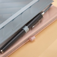 Carnet de notes spirale personnalisable en cuir PU avec anneaux dorés, motif chevron matelassé et sangle élastique