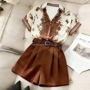 Ensemble de vêtements pour femmes avec chemise à imprimé floral vintage personnalisé et short plissé - Product Image 4