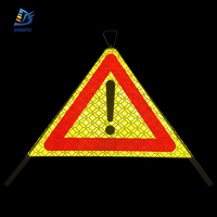 Triangle de trépied réfléchissant portable Panneau d'avertissement enroulable Version fluorescente du panneau routier norvégien du "point d'exclamation"