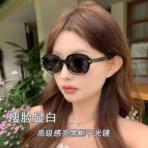 แว่นกันแดดผู้หญิงสไตล์เบลล่ากรอบสี่เหลี่ยม UV400 วัสดุพีซีคลาส 2 แว่นกันแดดกรอบสีดำแฟชั่นดีไซน์ย้อนยุค - Product Image 4