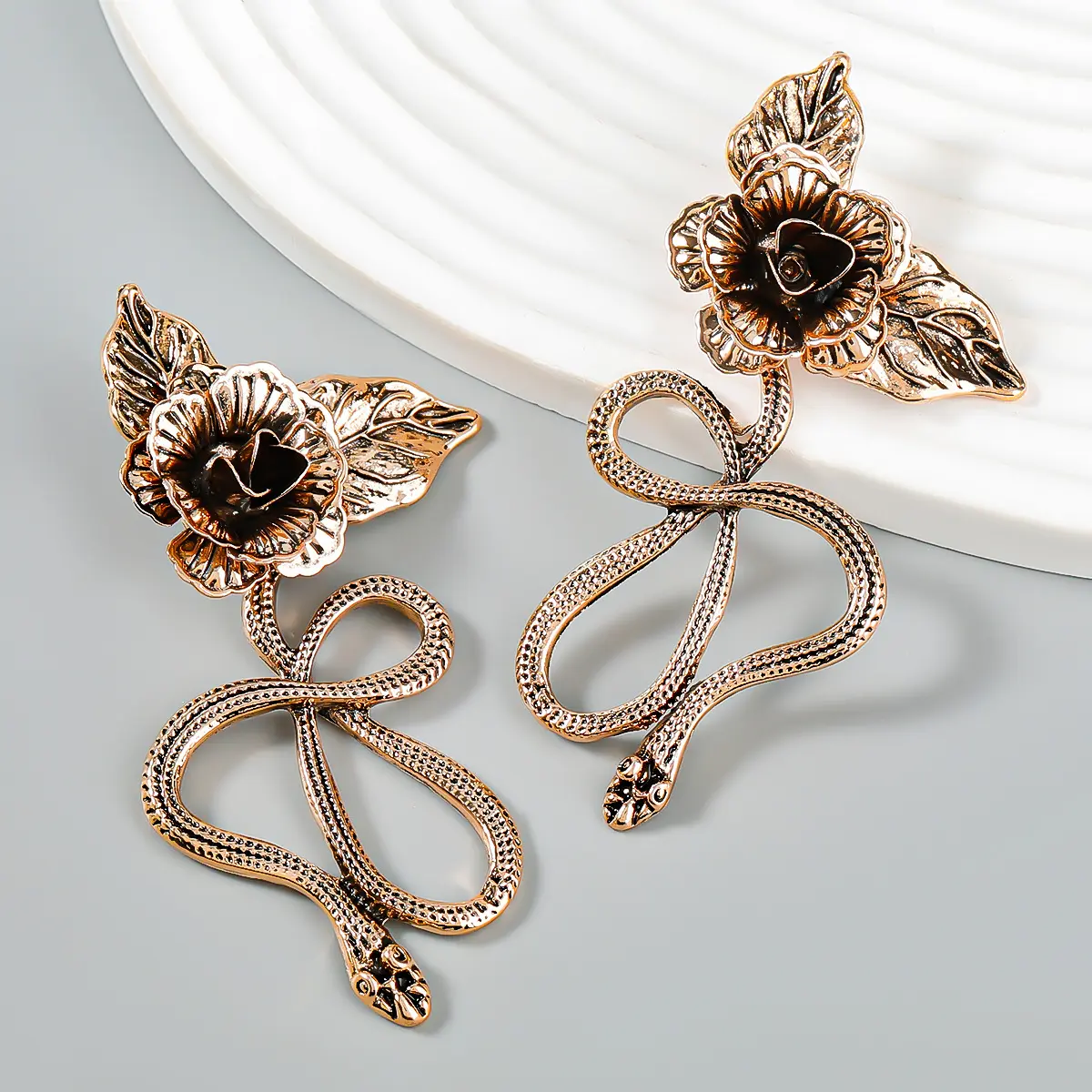 Wholesale Fashion Jewelry American vintage alloy flower earrings exaggerated metal snake rose antique gold drop earrings jewelry