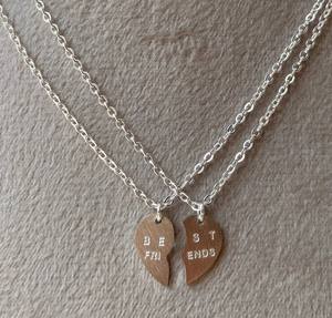 Inspire Jewelry Acier inoxydable plaqué or MEILLEURS AMIS Ternish Free Gold Silver Rose-Gold Set of two half heart Word Necklace - Product Image 4