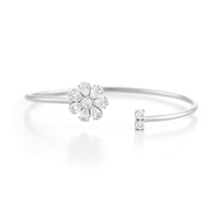 Bracelet manchette ouverte romantique Gemnel en argent plaqué or 14 carats avec motif floral, pétales taillés en poire et zircone cubique ronde brillante, ajustable