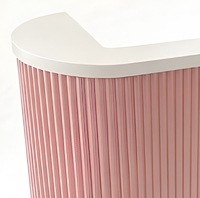 Bureau d'accueil rose élégant et personnalisé avec panneau à rayures minimaliste et support de bar pour salon, spa, centre de beauté et bien-être