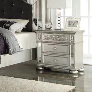 Juego de Dormitorio Europeo de Lujo en Plata - Cama Tapizada con Diseño Tufted - Product Image 4