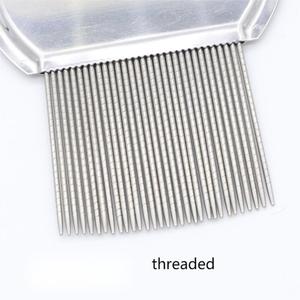 مشط للقمل والصئبان والقراد والبراغيث بمقبض من الفولاذ المقاوم للصدأ وأسنان محززة مع خطوط بلاستيكية مانعة للانزلاق - Product Image 5