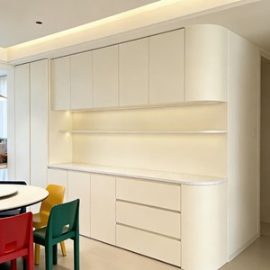 Buffet de salle à manger incurvé de luxe - Éclairage LED et étagères à niveaux, bar à café + rangement pour objets de collection pour cuisines modernes - Product Image 5