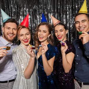 Set Decorativo Multicolore per Feste con Fischietti Colorati, Cappelli a Cono, Soffiatori e Accessori a Forma di Albero per Feste - Product Image 5