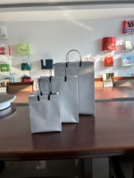 Sac cadeau réutilisable en plastique plaqué aluminium brossé à fond carré, finition métallique mate, logo personnalisable, pour exposition