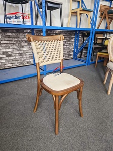 Silla de Comedor de Ratán y Madera con Respaldo Anudado Apilable Moderna y de Venta Caliente, con Cojín para Bodas, Eventos y Restaurantes - Product Image 1