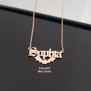 Collar con nombre de murciélago personalizado, collar con nombre en inglés antiguo chapado en oro de 18K, collar de Halloween resistente al agua de acero inoxidable - Product Image 3