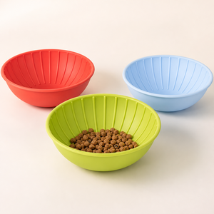 Gamelle en silicone à alimentation lente de type gobelet avec distributeur multifonction eau et nourriture pour chats et chiens - Utilisation à domicile et en voyage - Product Image 1