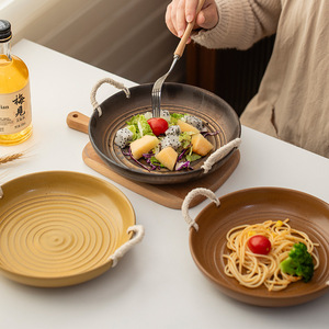 Plato de servir de cerámica redondo hecho a mano estilo Wabi Sabi con asas de cuerda para platos de fiesta - Product Image 3