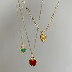 Colliers personnalisés en gros en acier inoxydable plaqué or 18 carats avec pendentif cœur coloré en forme de coquillage pour femmes - Product Image 1