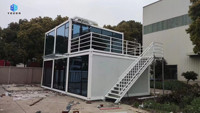 Maison conteneur préfabriquée moderne à deux étages en panneaux sandwich de verre, bureau modulaire préassemblé autonome avec escalier, balcon et villa