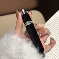 Perhiasan Moissanite Potongan Bulat VVS D GRA 2ct, Cincin Perak 925 Lapis Emas Putih Sederhana dengan Empat Cakar, Model 2-Arm Unisex dengan Nama Kustom
