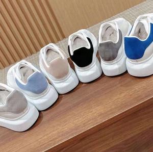 Baskets blanches simples et élégantes de style universitaire, à semelles souples, chaussures confortables et décontractées pour l'été - Product Image 1