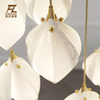 Lustre personnalisé Firelux pour villa, hôtel, escalier, grand modèle en céramique blanche, motif magnolia, branche et feuille de luxe