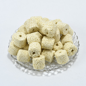 Les médias filtrants en céramique, les anneaux <span class=keywords><strong>de</strong></span> biofiltration, sont utilisés pour la filtration <span class=keywords><strong>de</strong></span> la qualité <span class=keywords><strong>de</strong></span> l'<span class=keywords><strong>eau</strong></span> dans les aquariums. - Product Image 1