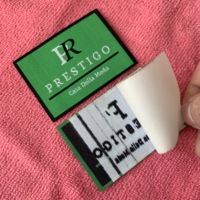 Étiquette tissée thermocollante bleu marine à bords nettoyés avec logo, étiquette de vêtement thermocollante haute densité pour ceinture