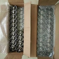 Pas encore d'avis Usine en Chine Vente en gros Pas cher Affichage personnalisé en acier Tapis suspendu Tapis Alligator Clips métalliques