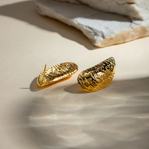 Pendientes J&D de Acero Inoxidable Chapados en Oro de 18K con Turquesa, Textura Irregular, Diseño Geométrico Moderno con Perla y Diamante Principal - Product Image 4